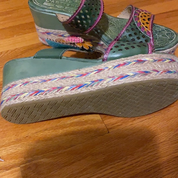 Cute wedge sandals size 9.  Like new. - Picture 2 of 3